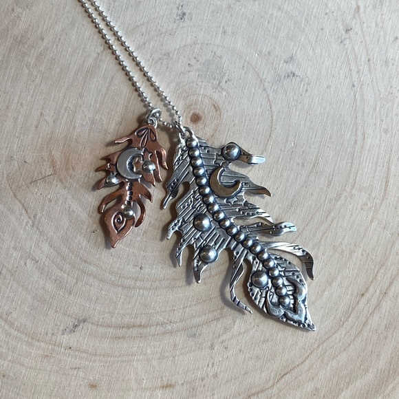 Moon dust feather necklace - Picture 2 of 4